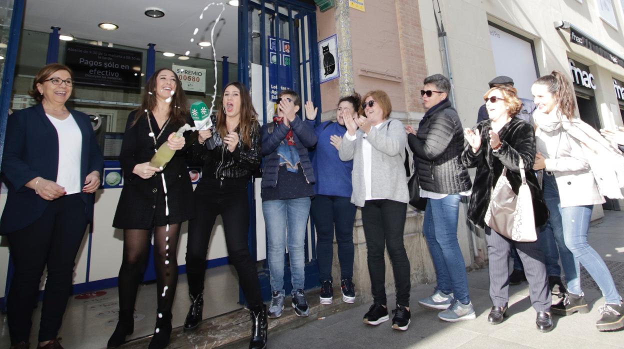 El Gordo de la Lotería de Navidad 2018 ha caído en «El Gato Negro» de Sevilla capital