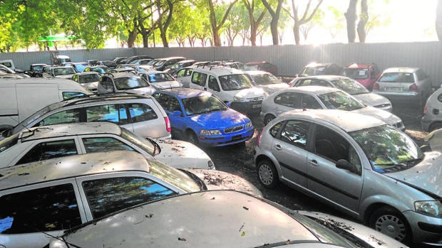 La grúa no puede llevarse los coches mal aparcados en Sevilla porque el depósito está lleno