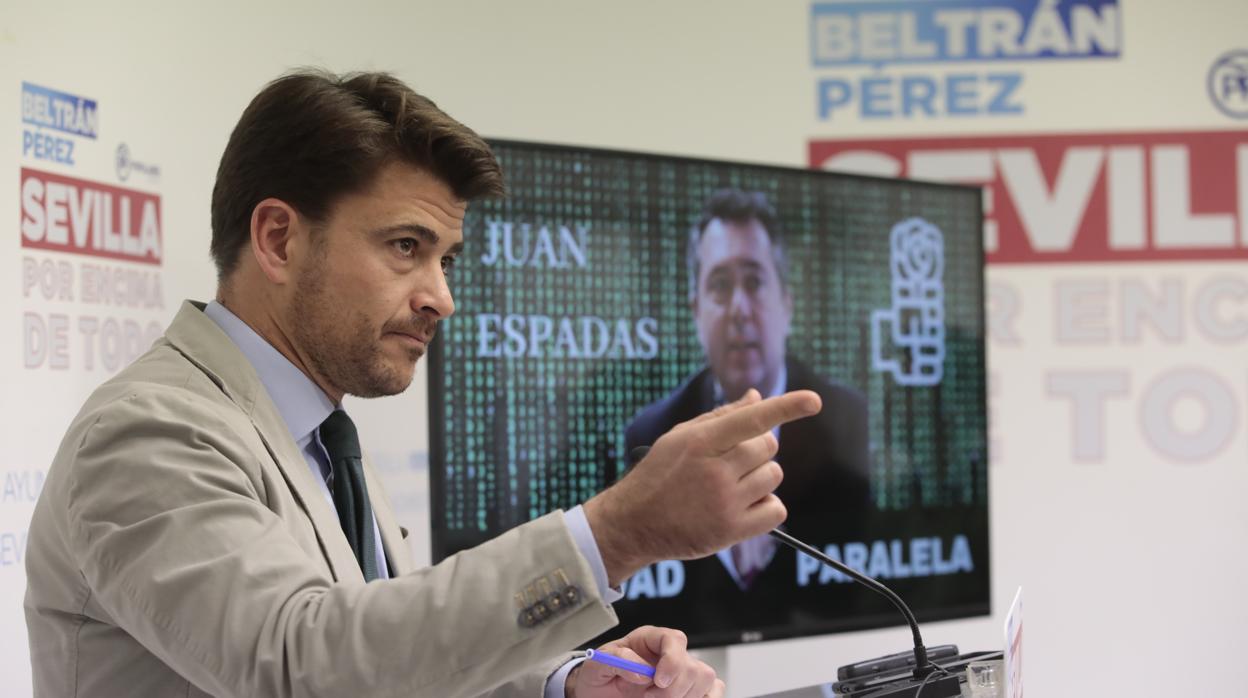 El candidato del PP, Beltrán Pérez, durante su balance de la gestión de Juan Espadas