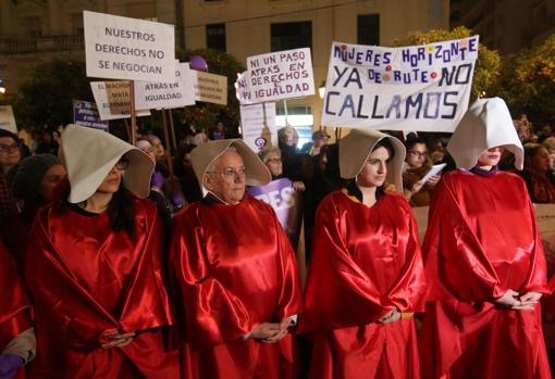 Manifestación en Córdoba: Mujeres vestidas como en la serie «El cuento de la criada»