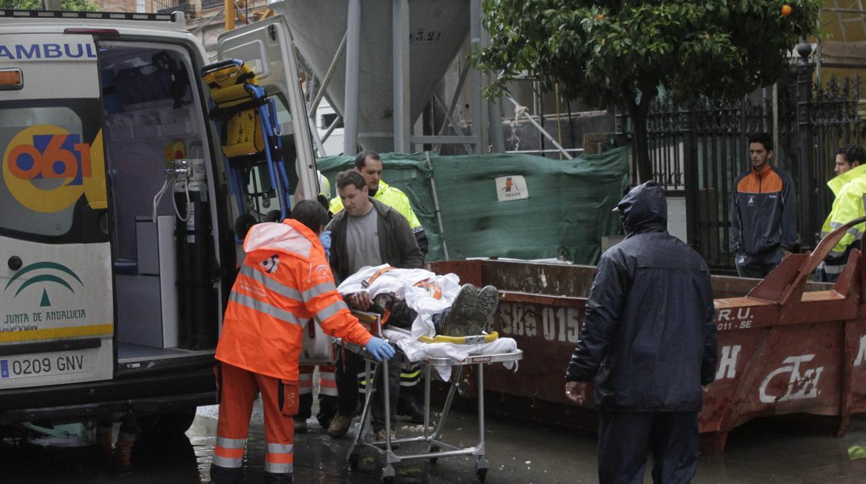 Imagen de archivo de un accidente laboral registrado en la capital sevillana