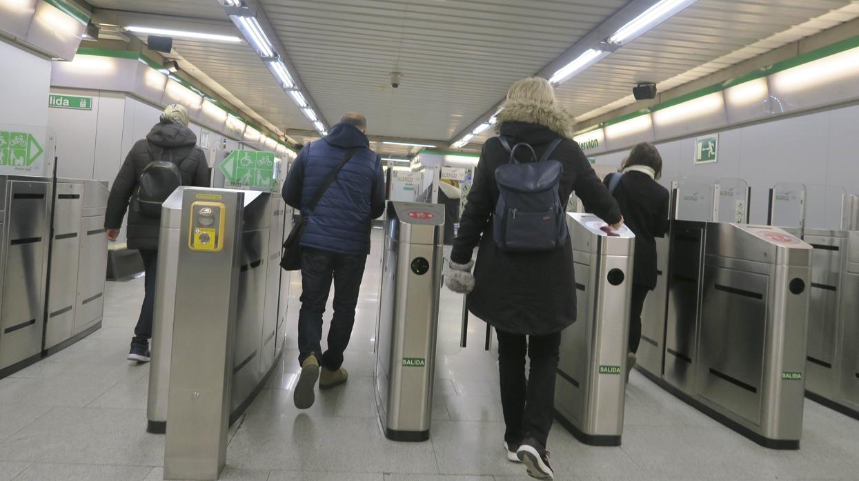 Pasajeros en el Metro de Sevilla