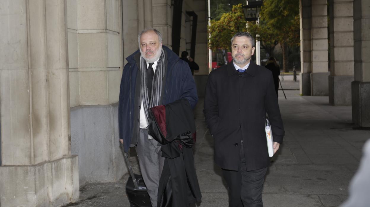 Fernando Mellet, llegando a los juzgados con su abogado