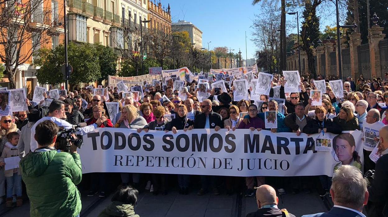 Manifestación por las calles de Sevilla para pedir la repetición del juicio por la muerte de Marta del Castillo