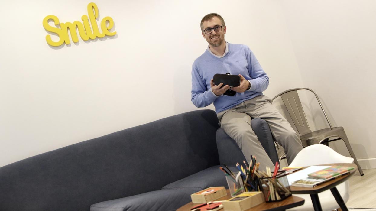 Manuel Antonio Fernández en su clínica sevillana