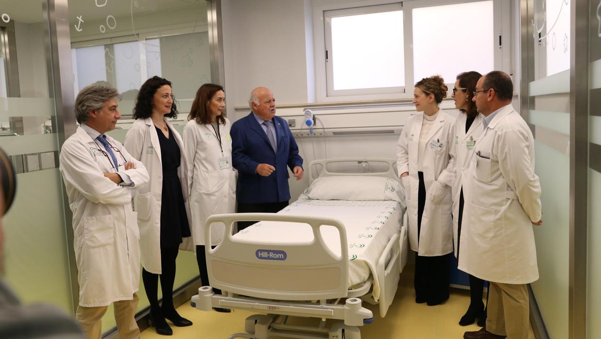 El consejero con directivos del Virgen del Rocío en la nueva zona del Infantil