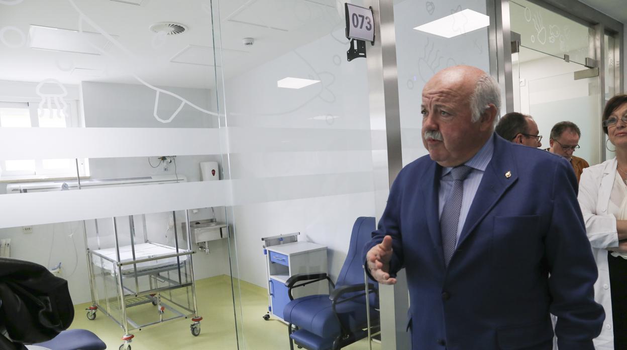 Jesús Aguirre, ayer, en la nueva Observación de las Urgencias del Infantil