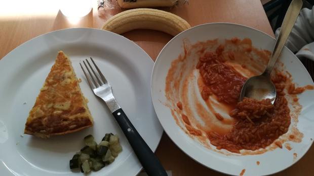 Los huevos duros del comedor del Colegio Turina «saben a plástico» y son «incomibles»