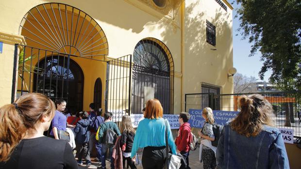 La Junta de Andalucía buscará con los padres del colegio España una solución a la falta de comedor