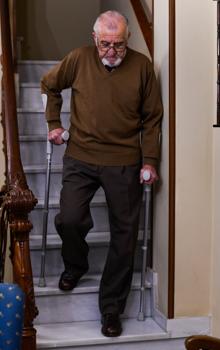 Con 80 años y una minusvalía lleva catorce meses esperando una cita que alivie su dolor de rodilla