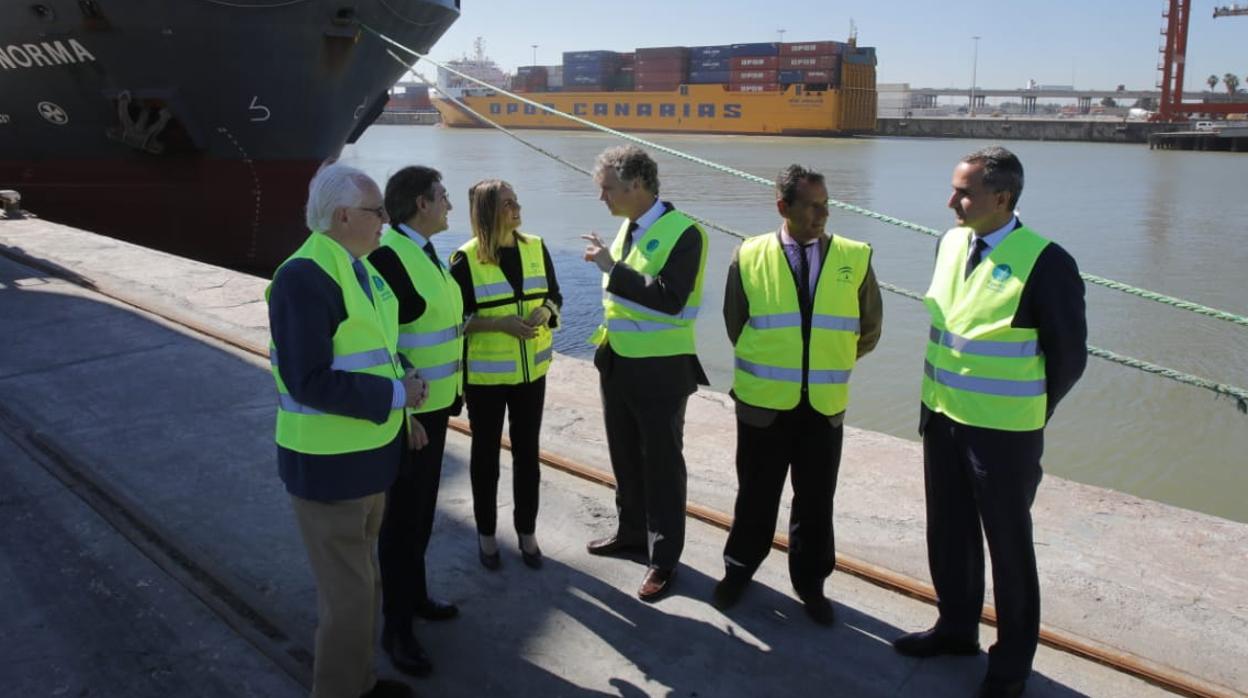La consejera de Fomento ha visitado este jueves las instalaciones del Puerto de Sevilla