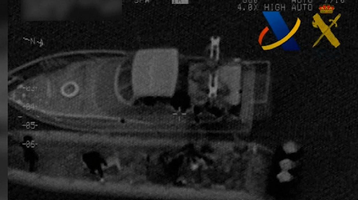 Imagen captada por el helicóptero de Vigilancia Aduanera en la que se ven a los narcos transbordando la droga