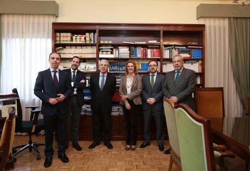 María José Torres junto a Damián Álvarez García, Presidente de la Audiencia; Miguel Ángel Reyes, Carlos Rodríguez Sierra, Francisco Ontiveros y Javier Millán