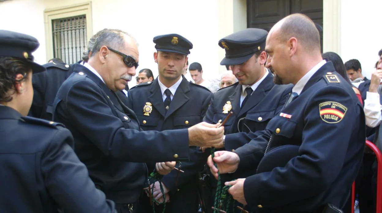 Agentes de Policía Nacional en la salida de una hermandad en Sevilla