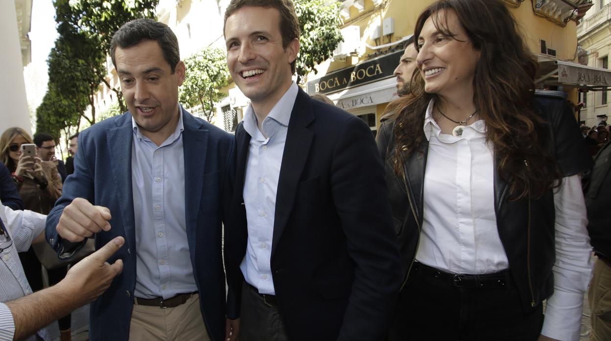 Pablo Casado (c), junto a Juanma Moreno y Loles López, en una visita reciente a Sevilla