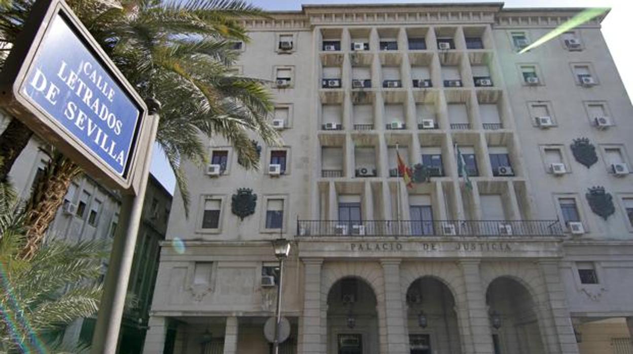 La Audiencia de Sevilla ha ordenado encarcelar a la madre que obligó a sus hijos a mantener relaciones con un anciano