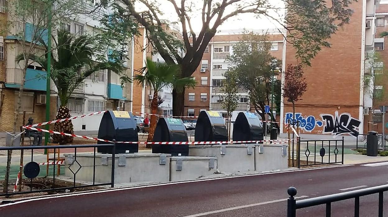 Los contenedores de basura soterrados, precintados tras levantarse