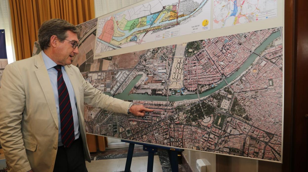Rafael Carmona muestra el espacio que se venderá