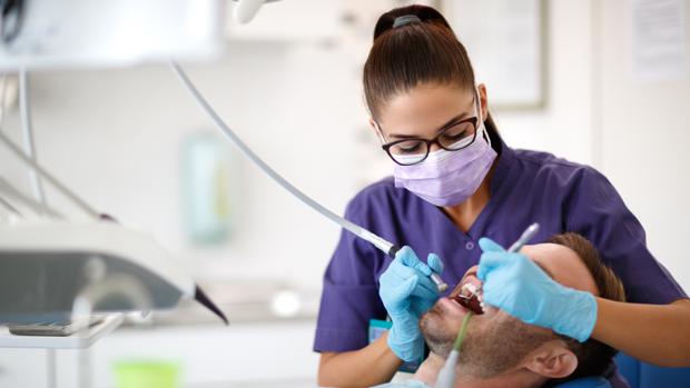 Condenan a un protésico dental que anunciaba su laboratorio como «consulta» en Sevilla