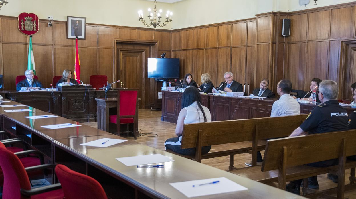 La madre acusada de matar a golpes a su bebé apunta a su pareja: Me ...