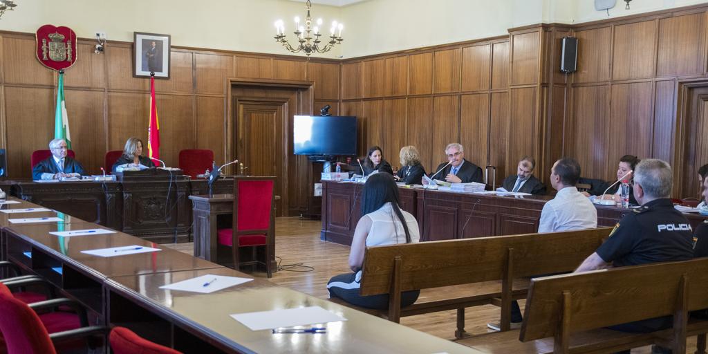 La madre acusada de matar a golpes a su bebé apunta a su pareja: Me ...