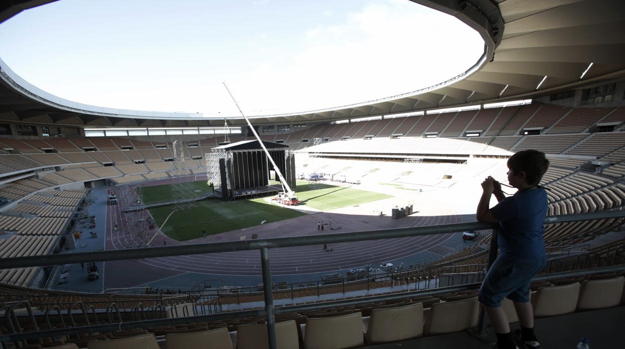 Un niño se asoma a la grada del estadio de la Cartuja