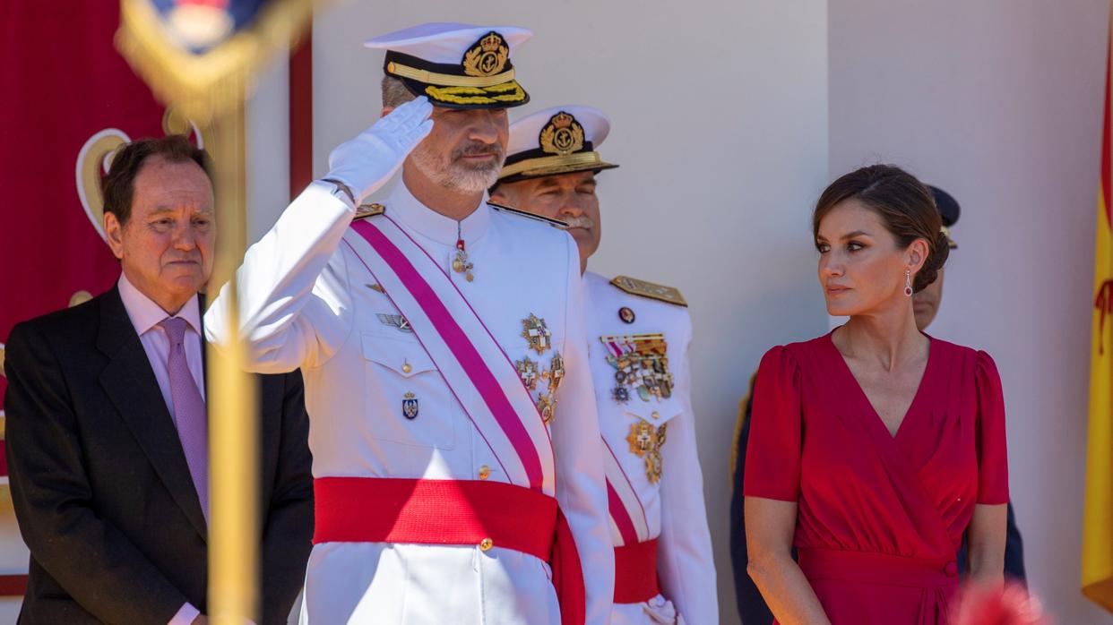 Los reyes Felipe y Letizia presiden en Sevilla el desfile del Día de las Fuerzas Armadas