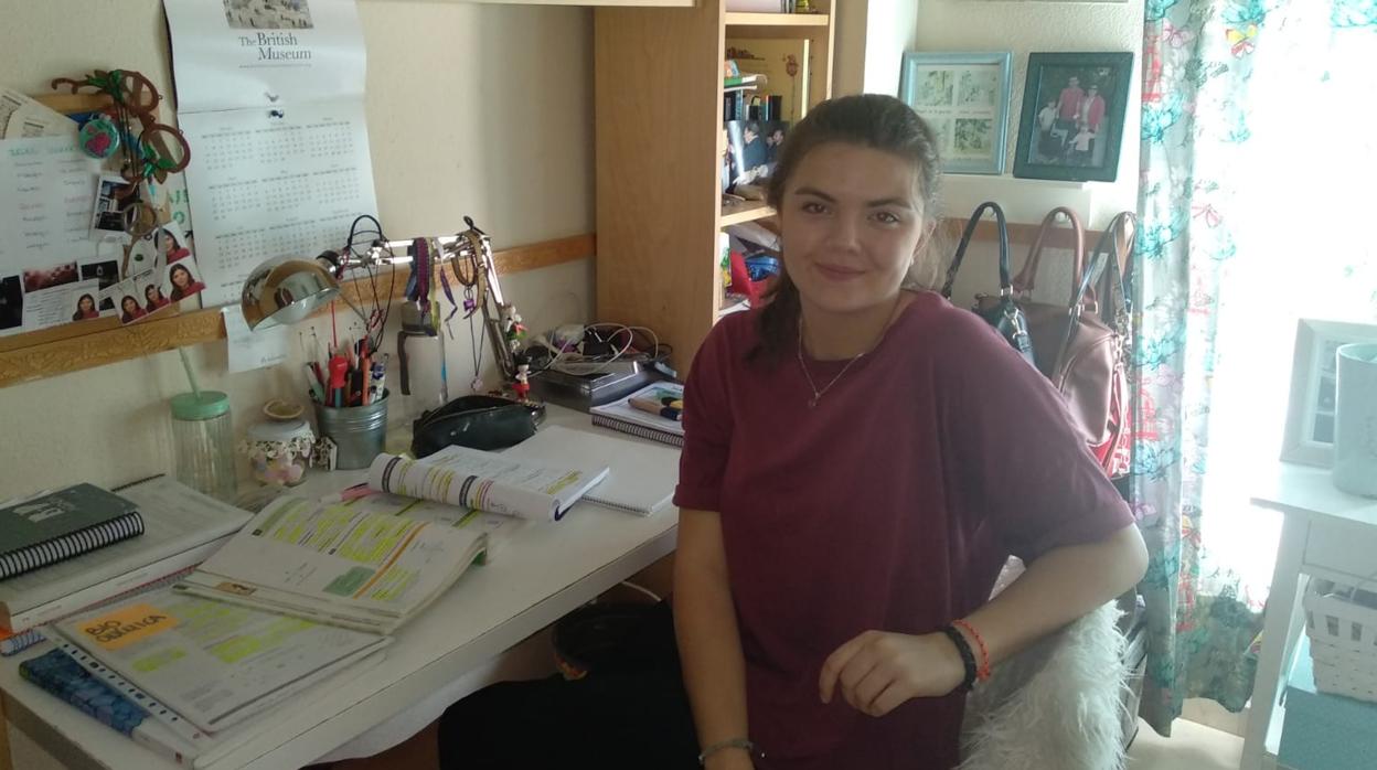 Coral Gutiérrez Navarro estudiando en su casa para Selectividad