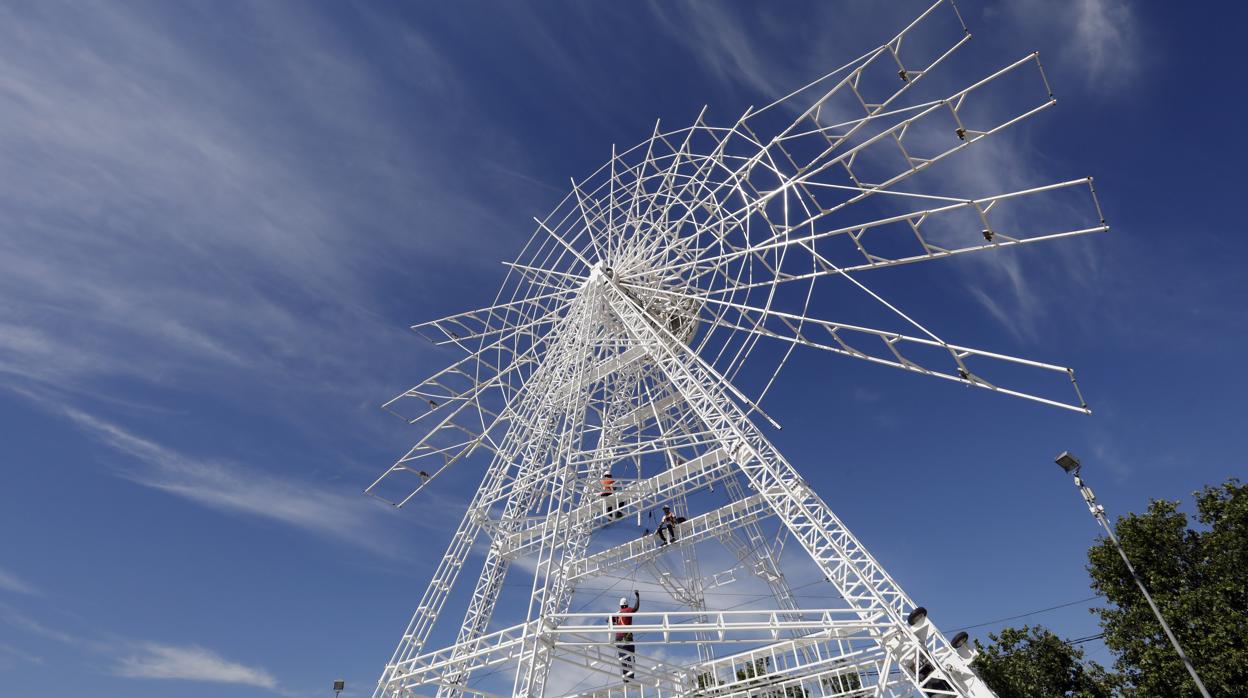 Imagen de archivo del montaje de una noria, que suele ser una de las atracciones estrella de una feria