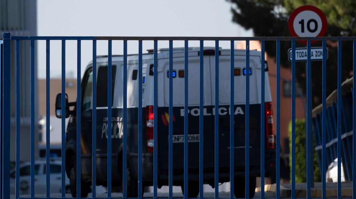 El furgón policial con los miembros de la Manada en la cárcel