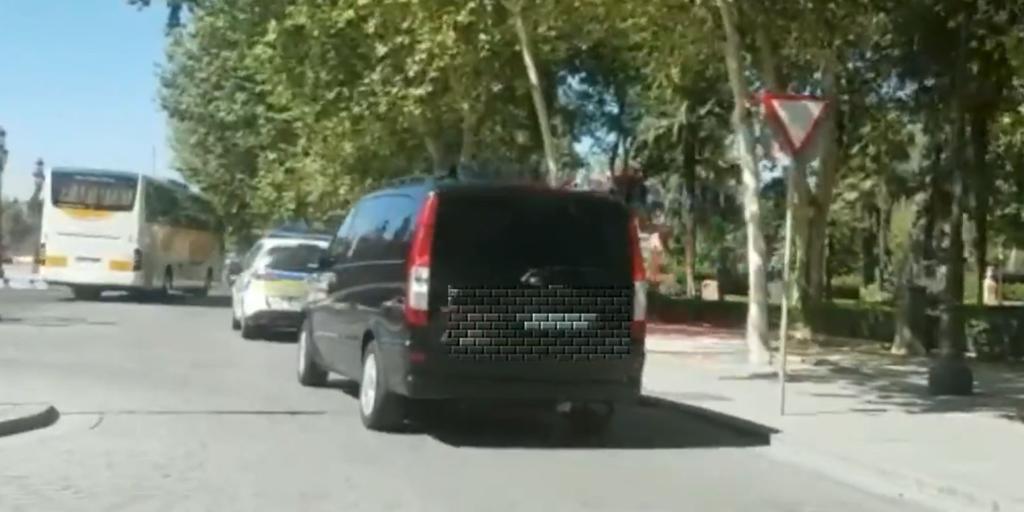 Inmovilizada una furgoneta que transportaba a turistas por intrusismo