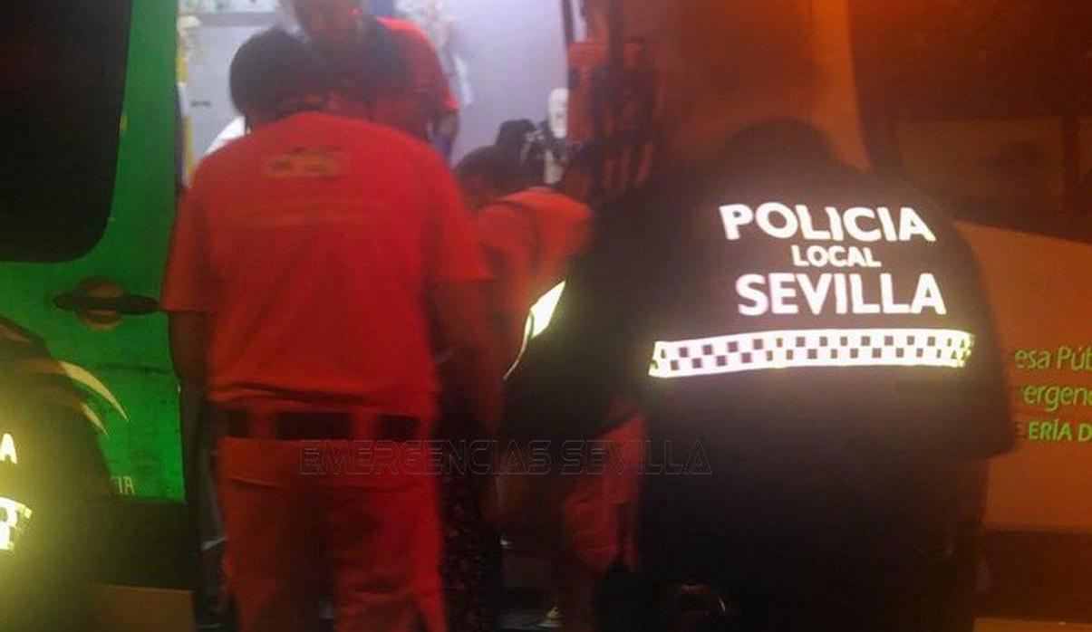 Anciana siendo atendida por los servicios sanitarios