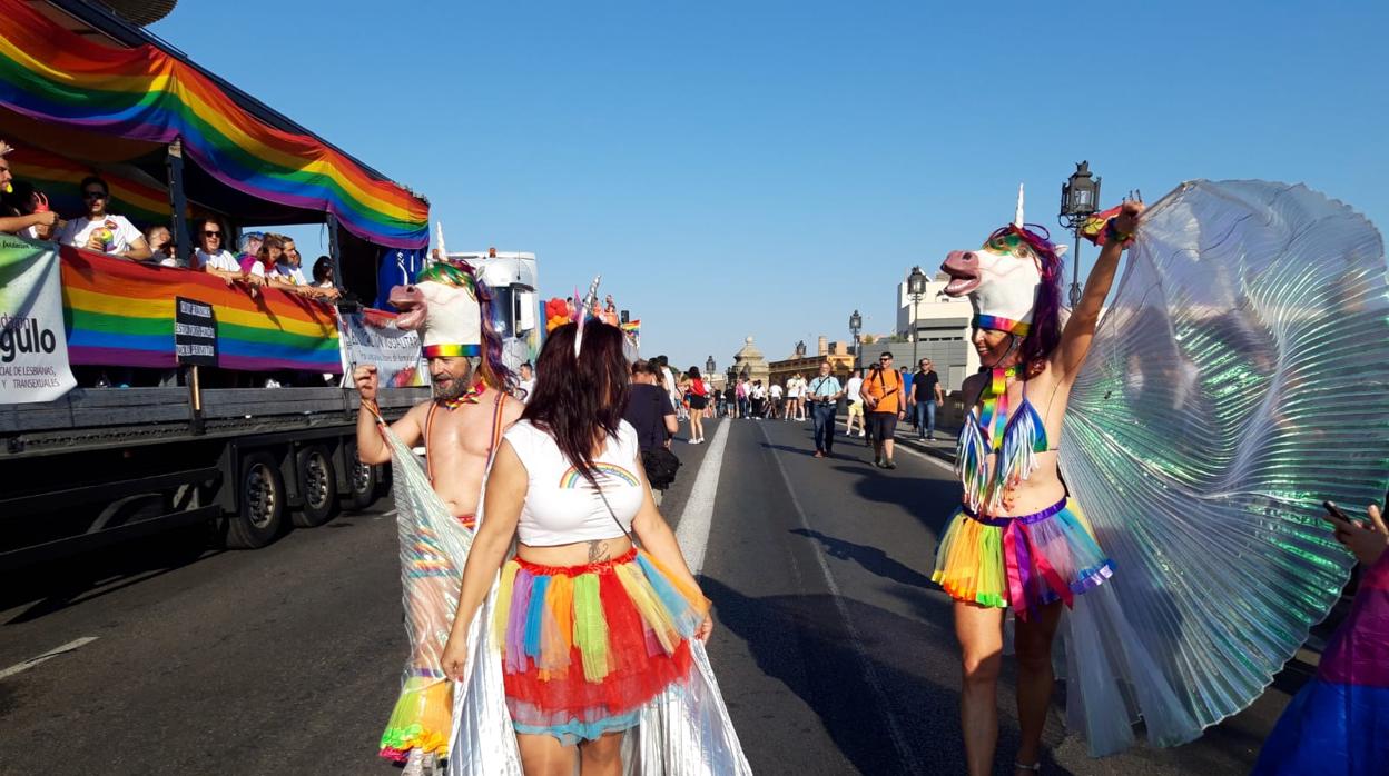 Dos participantes en la cabalgata del orgullo gay en Sevilla