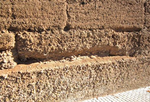 La erosión ha provocado grietas en la muralla, que serán subsanadas