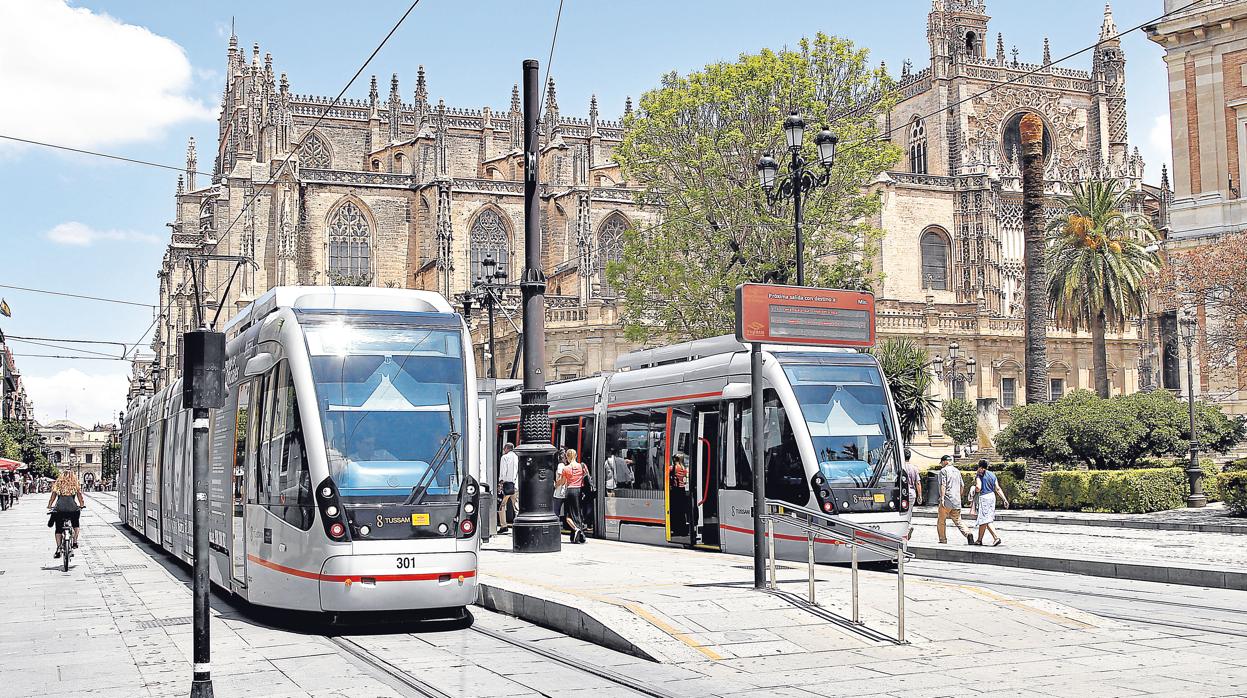 Andén del tranvía en el Archivo de Indias, con dos convoyes recogiendo y dejando pasajeros