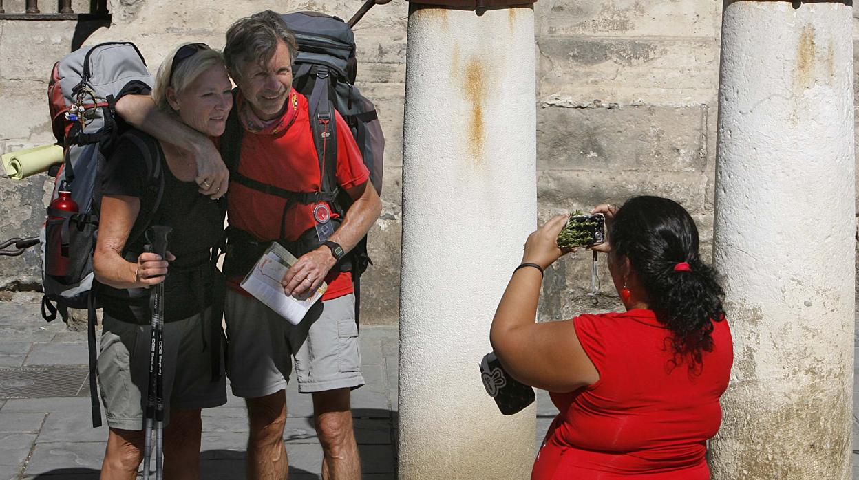 Dos turistas en el entorno de la Catedral de Sevilla