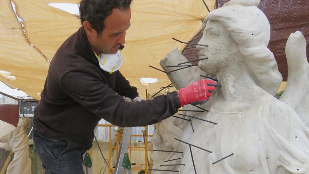 Las victorias aladas del Parque de María Luisa ultiman su proceso restauración