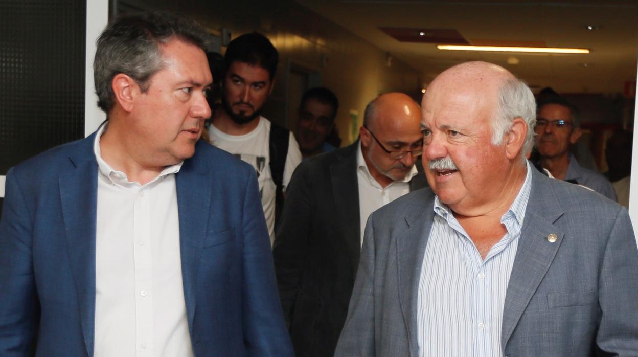 El alcalde de Sevilla Juan Espadas junto al consejero de Salud y Familiar Jesús Aguirre
