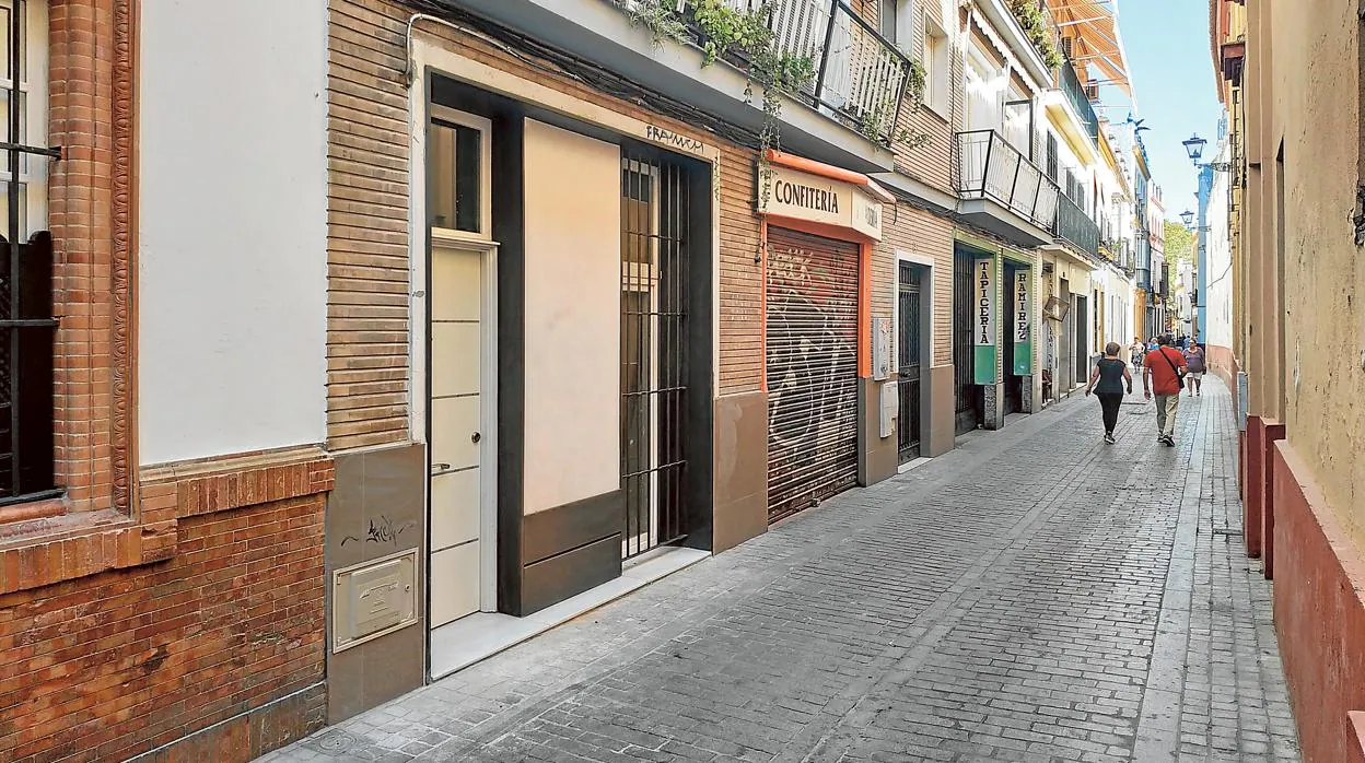 Antigua tienda reconvertida en vivienda en una céntrica calle de Sevilla