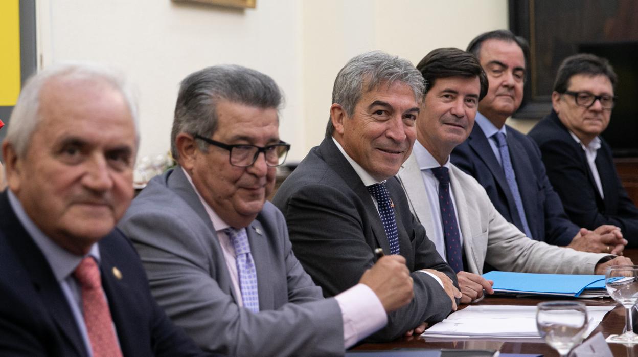 Primera reunión de la plataforma civil Sevilla Ya con el delegado del Gobierno central