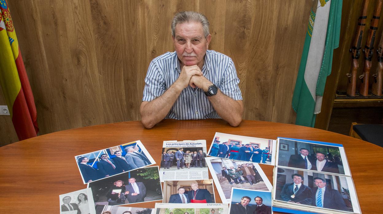 José López Domínguez, rodeado de fotos de personalidades que ha escoltado