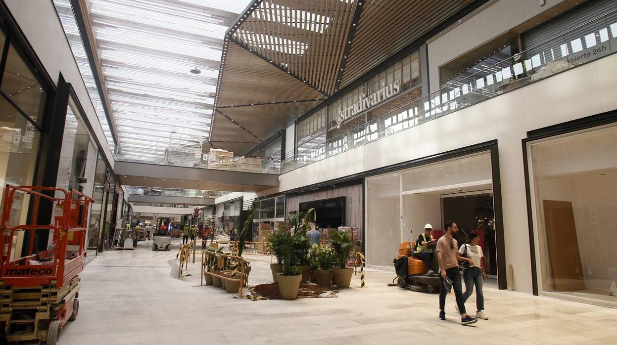 El alcalde ha visitado el centro comercial Lagoh, en Palmas Altas, a cinco días de su apertura