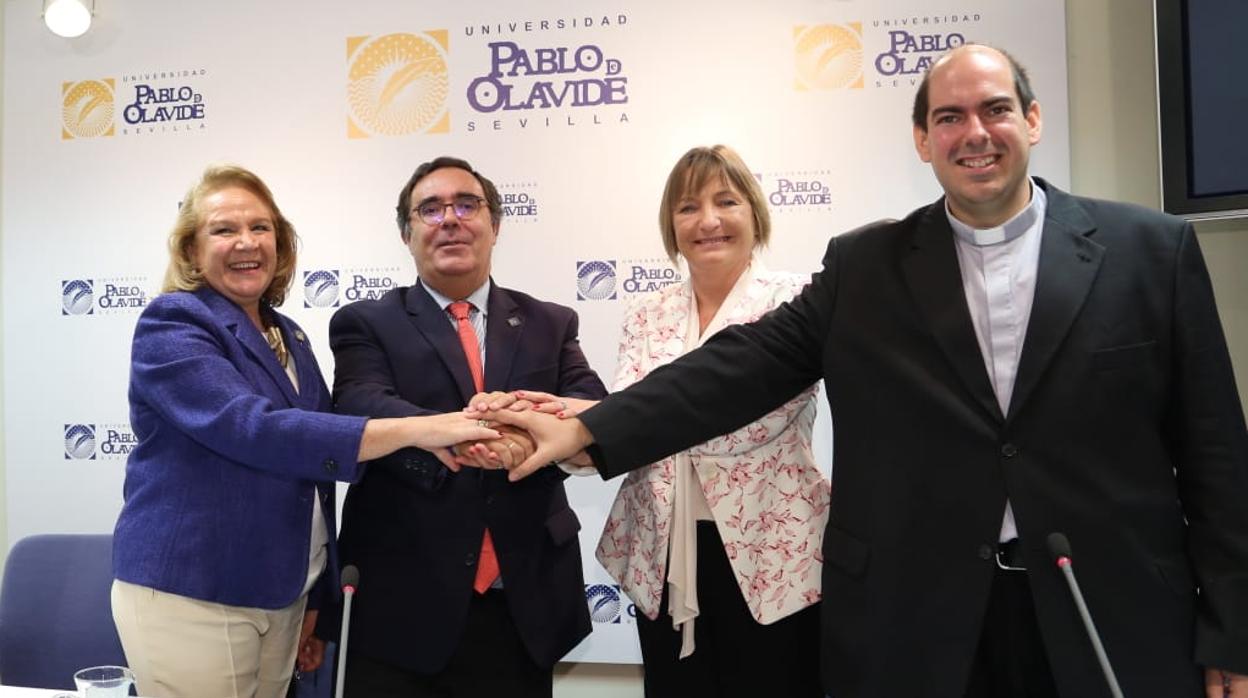 El rector ha entregado 36 becas universitarias a estudiantes con dificultades sociales