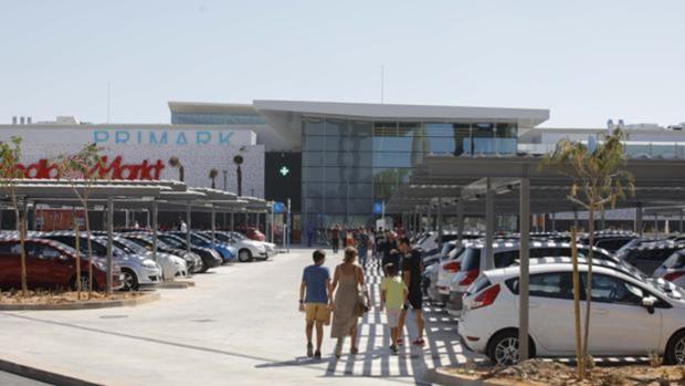 Los accesos al centro comercial Lagoh volvieron a cerrarse este lunes