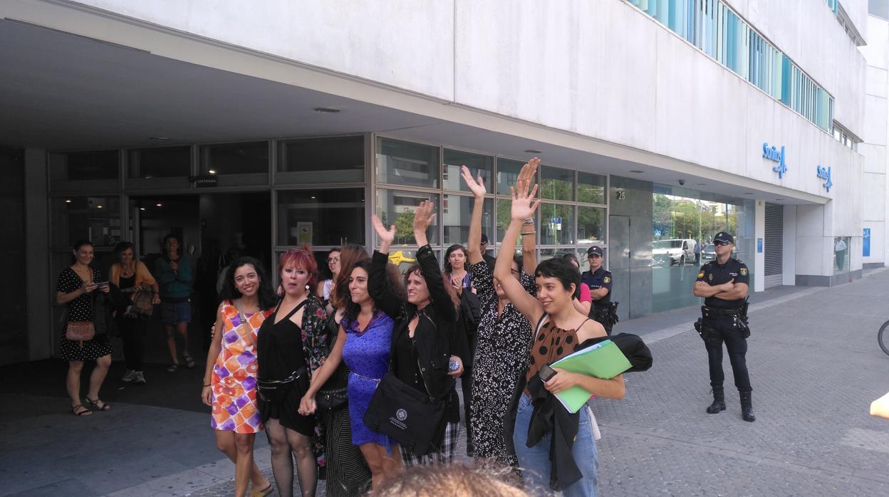 Las tres acusadas, junto a otras mujeres, a la salida del juicio