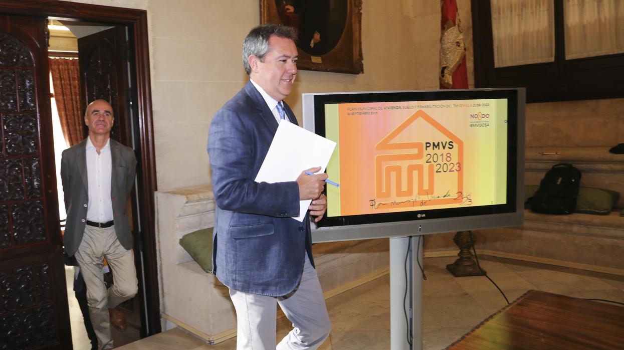 El alcalde, Juan Espadas, presentando el Plan de Vivienda