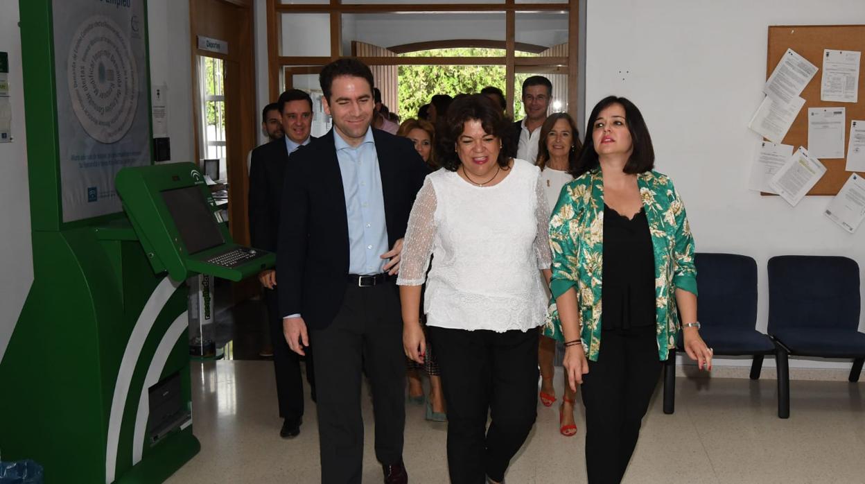 Teodoro García Egea, junto a Eugenia Moreno y Virginia Pérez