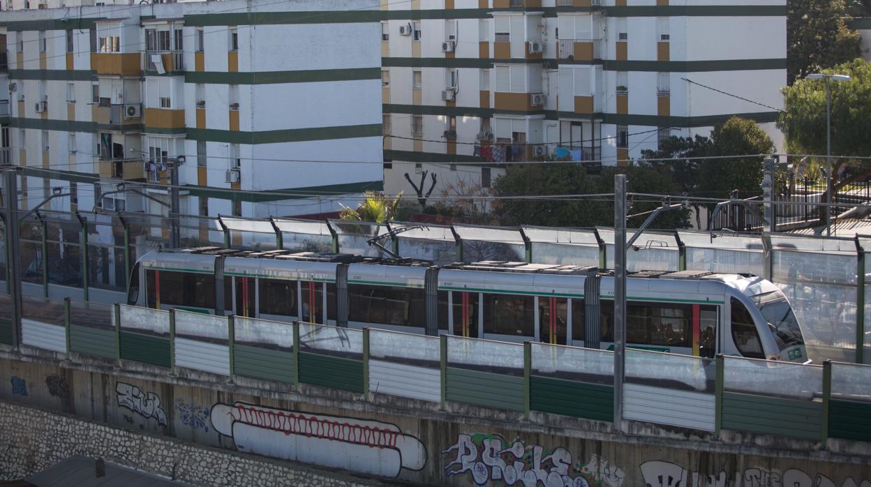 El metro circulando por las vías externas de la línea 1