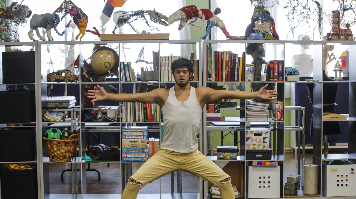 Helliot Baeza en una cuidada pose en el centro de creaciónde Danza Mobile