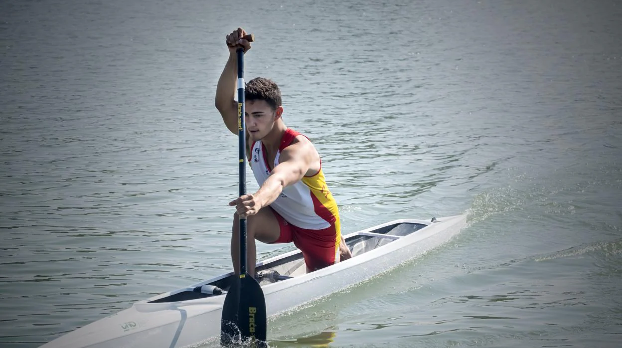 García, en su canoa, surcando las aguas del Guadalquivir donde suele entrenar